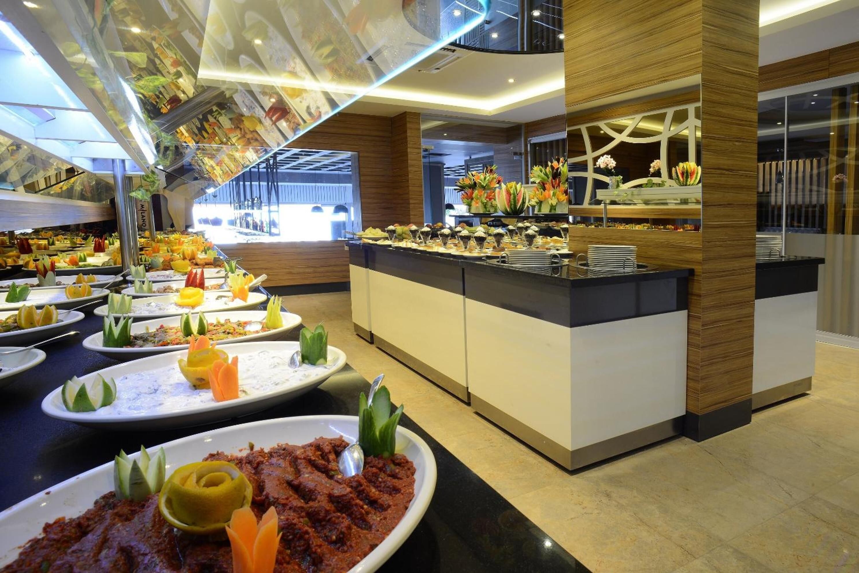 lunch and dinner served, international cuisine