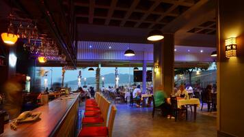 Lunch and dinner served, international cuisine