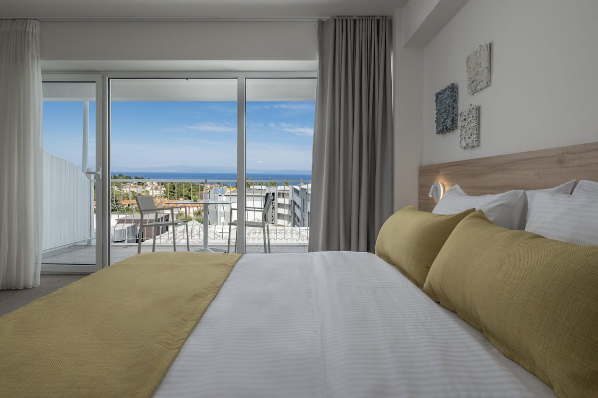 Comfort Double Room, Sea View | 1 bilik tidur, peralatan tempat tidur premium, tilam berlapik