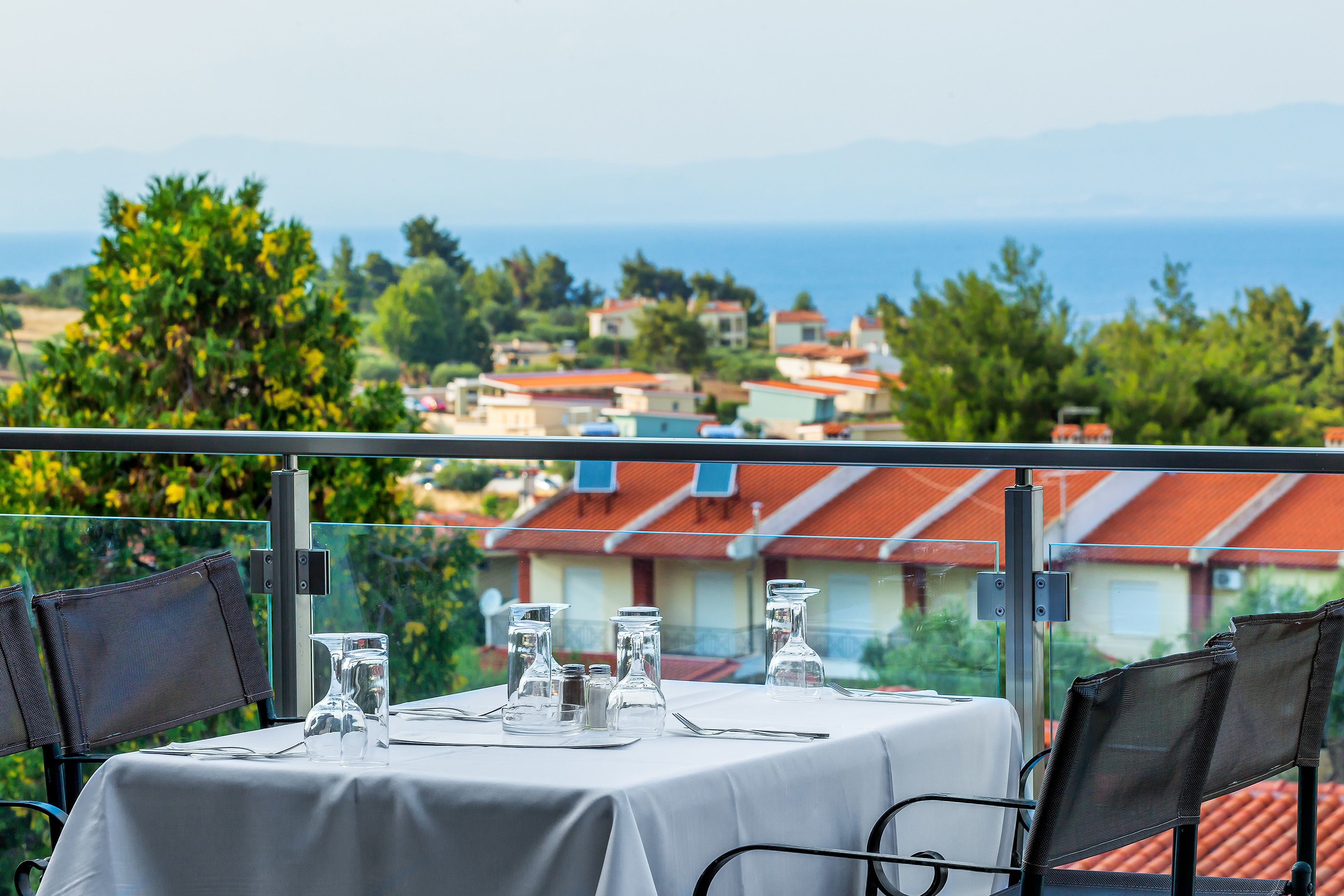 2 restaurants servant le petit déjeuner, le déjeuner et le dîner