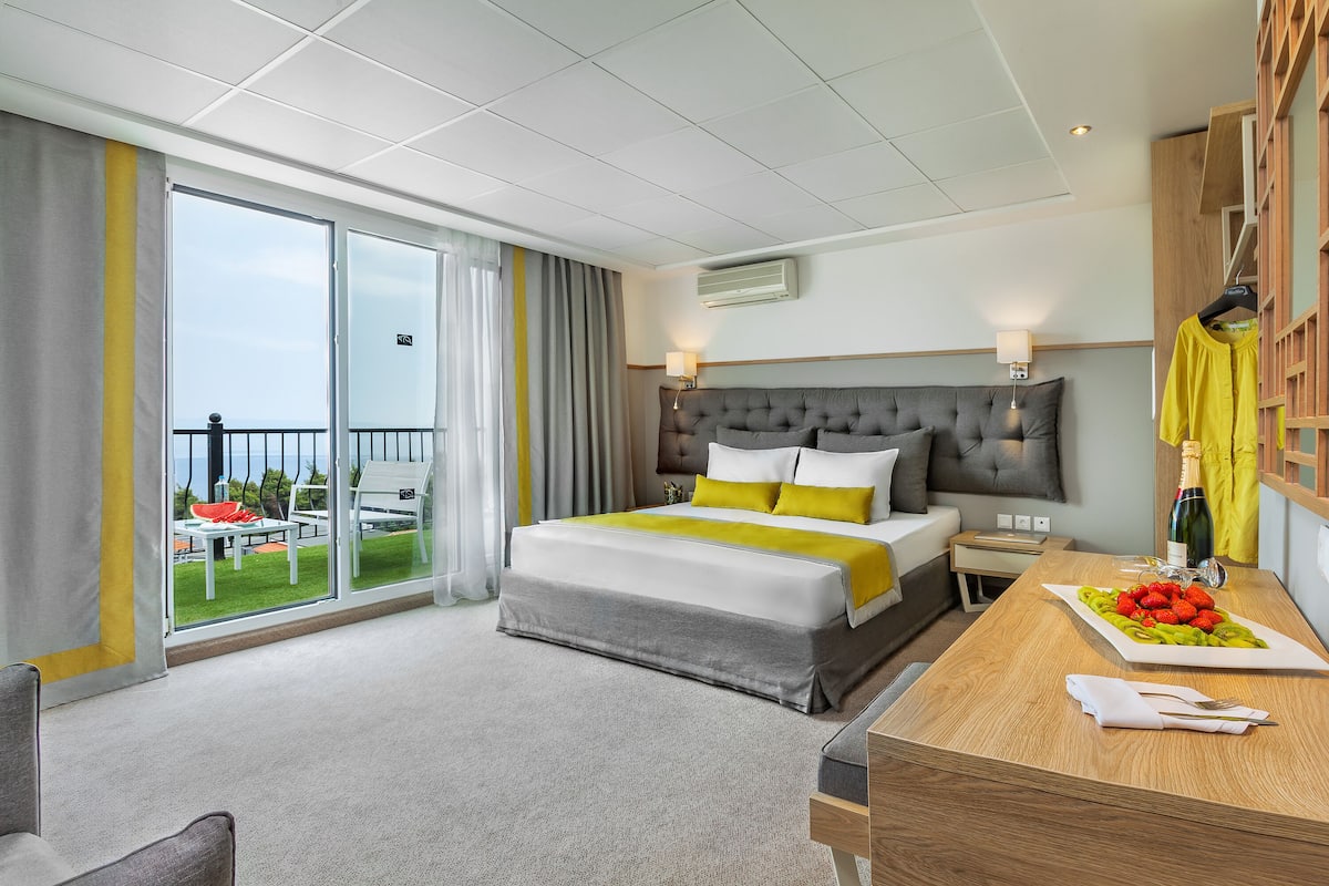 Premium bedding, pillow-top beds, blackout curtains, soundproofing