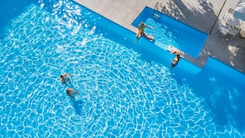 Piscine extérieure, chaises longues