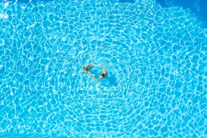 室外游泳池，提供日光浴躺椅