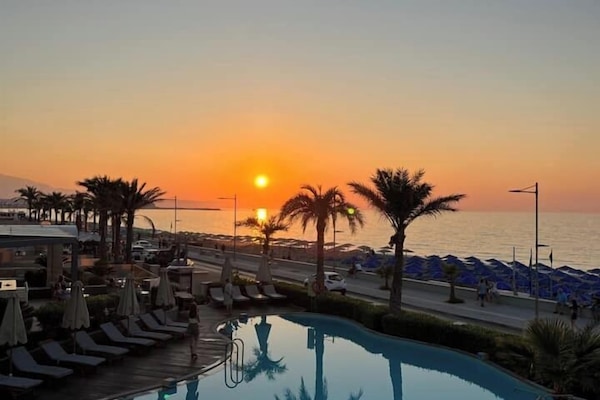 Sisäuima-allas, 2 ulkouima-allasta, aurinkovarjoja, aurinkotuoleja