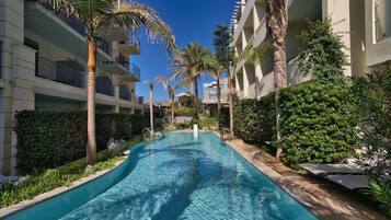 Piscina interna, 2 piscinas externas, guarda-sóis, espreguiçadeiras