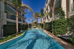 Una piscina techada, 2 piscinas al aire libre, sombrillas