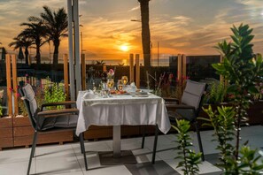 Breakfast and dinner served