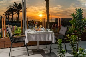 Breakfast and dinner served