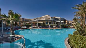 Piscina interna, 2 piscinas externas, guarda-sóis, espreguiçadeiras