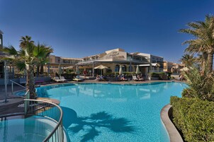 Una piscina techada, 2 piscinas al aire libre, sombrillas