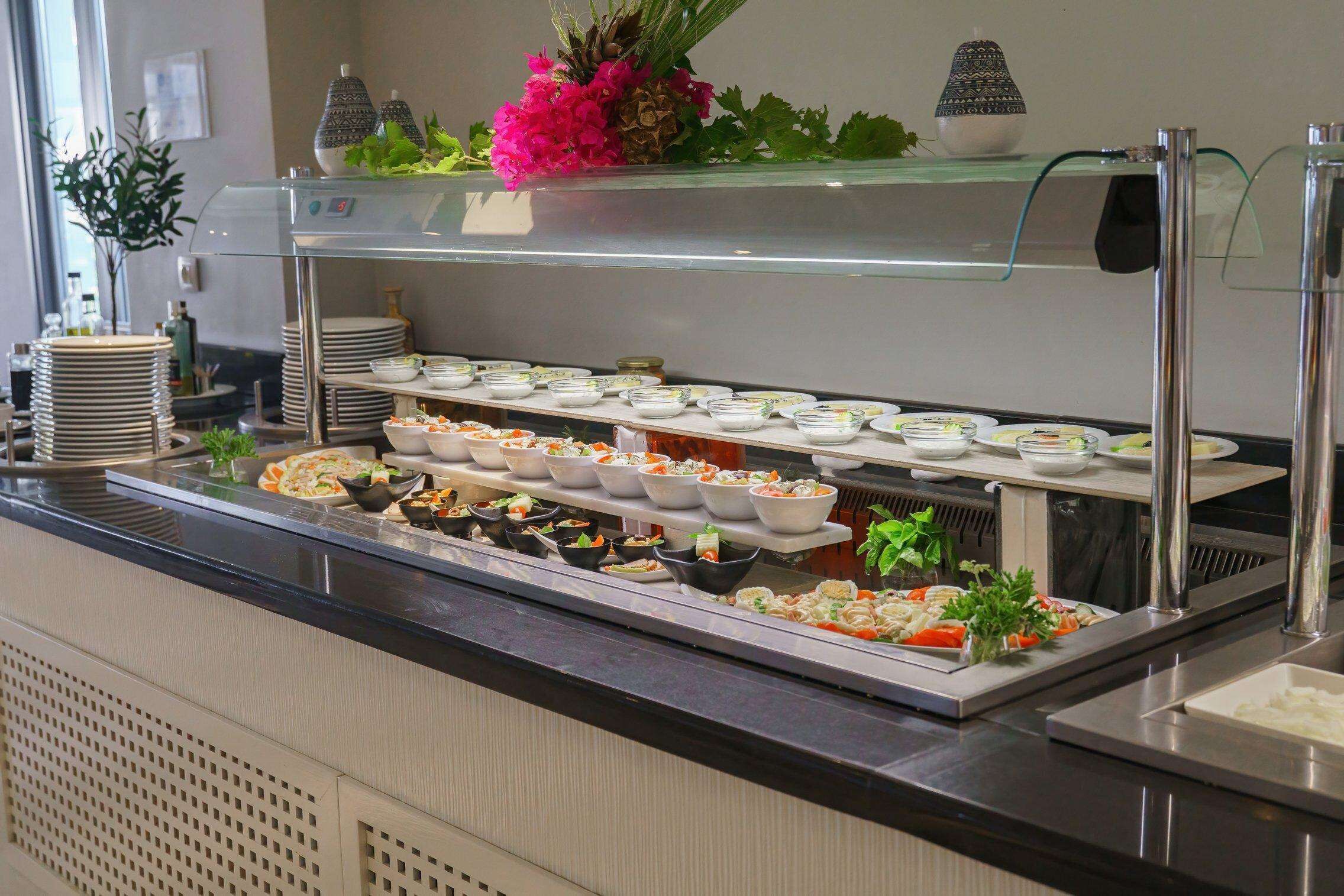 Ein reichhaltiges Buffet mit verschiedenen Speisen und Schüsseln auf einer Theke.