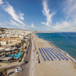 Plage, chaises longues, parasols