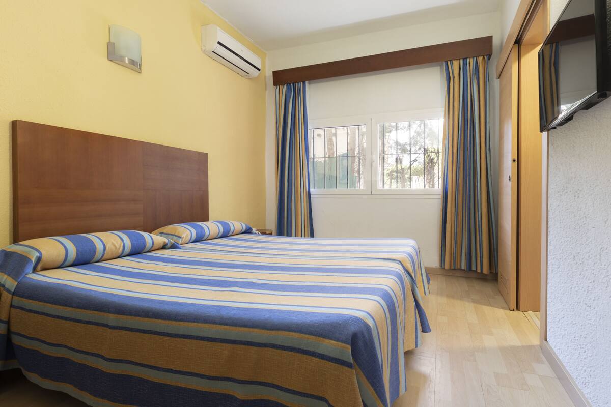 Single Room | In-room safe, desk, blackout drapes, WiFi