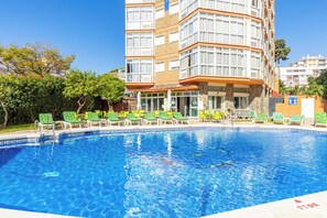 Outdoor pool, open 10:00 AM to 8:00 PM, sun loungers - Apartamentos Doramar (Benalmádena)