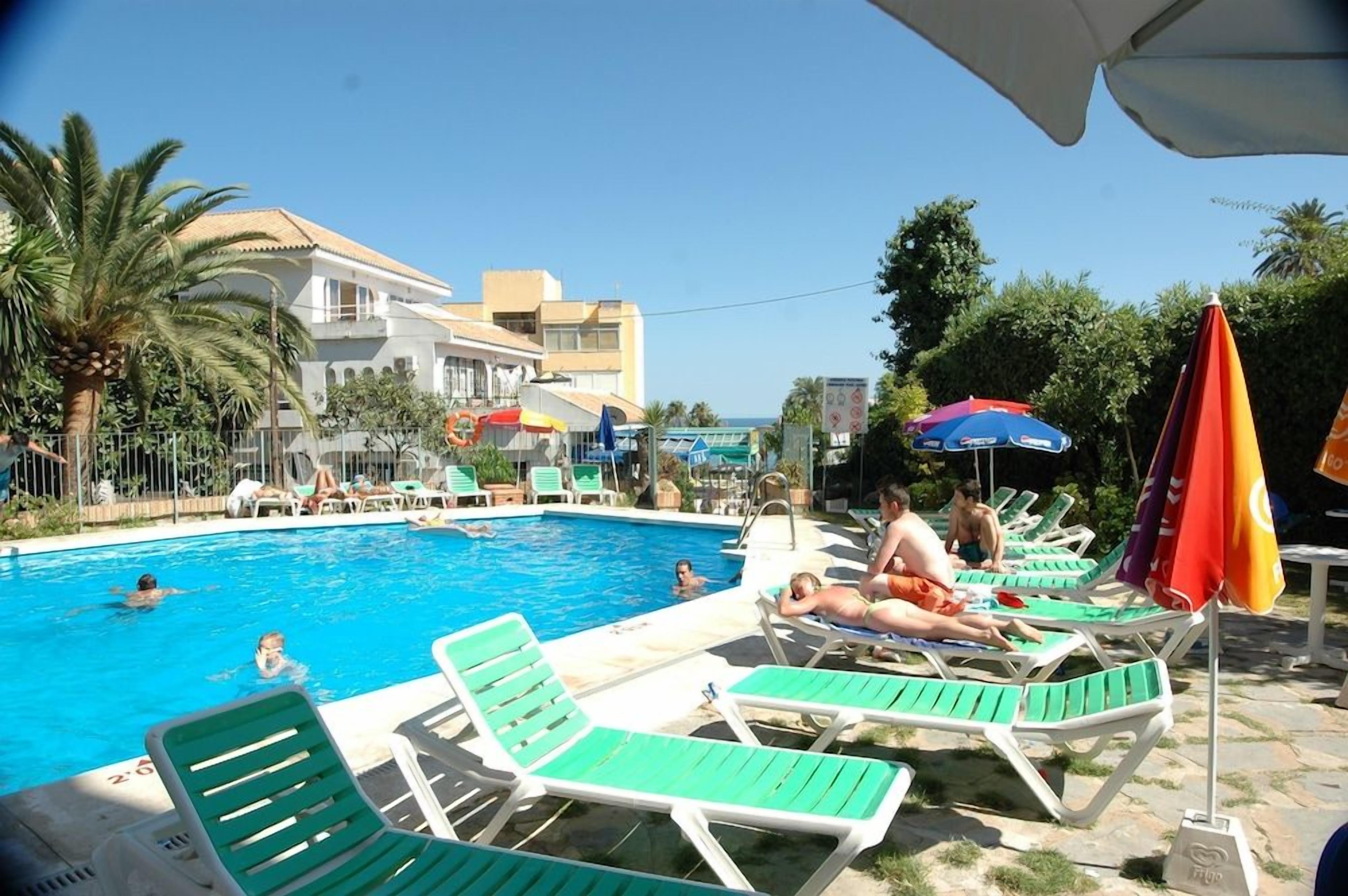 Alberca al aire libre, acceso de 10:00 a 20:00, y camastros 