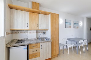 Kühlschrank, Mikrowelle, Wasserkocher mit Kaffee-/Teezubehör