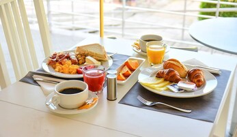 Desayuno buffet diario (EUR 9 por persona)