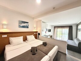 Cortinas blackout, wifi gratis y ropa de cama 