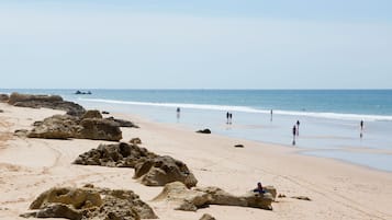 In Strandnähe, Liegestühle, Sonnenschirme