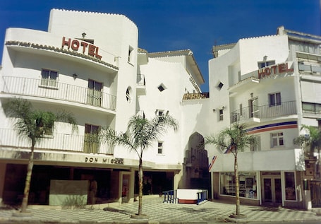 Property entrance. Hotel Kristal