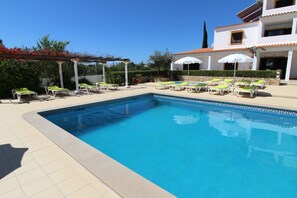 Außenpool, Liegestühle