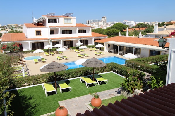 Außenpool, Liegestühle