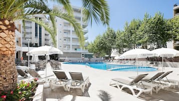 Piscine extérieure, parasols de plage, chaises longues