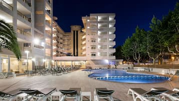 Outdoor pool, pool umbrellas, sun loungers