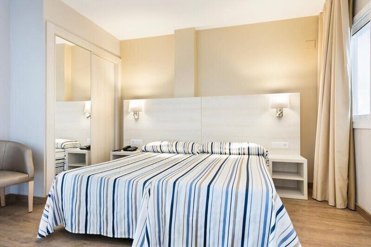 Minibar, in-room safe, desk, WiFi (free)