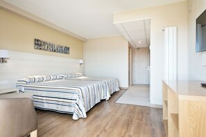 Een moderne hotelkamer met een groot bed, een bureau, een flatscreen-tv en een schilderij aan de muur.
