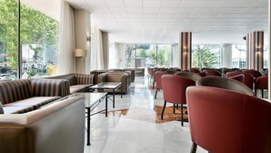 Un espace intérieur vaste et bien aménagé, avec des sièges confortables, de grandes fenêtres et une vue sur l’extérieur.