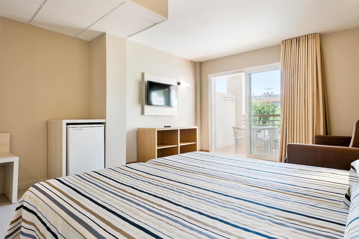 Minibar, in-room safe, desk, free WiFi