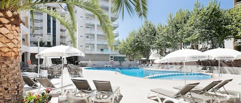 Piscine extérieure, parasols de plage, chaises longues