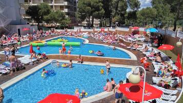 2 outdoor pools, pool loungers