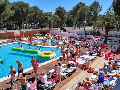 2 outdoor pools, sun loungers