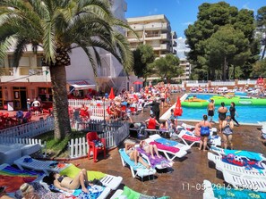 2 utendørsbassenger og solsenger