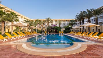 Piscine couverte, piscine extérieure, cabanons gratuits