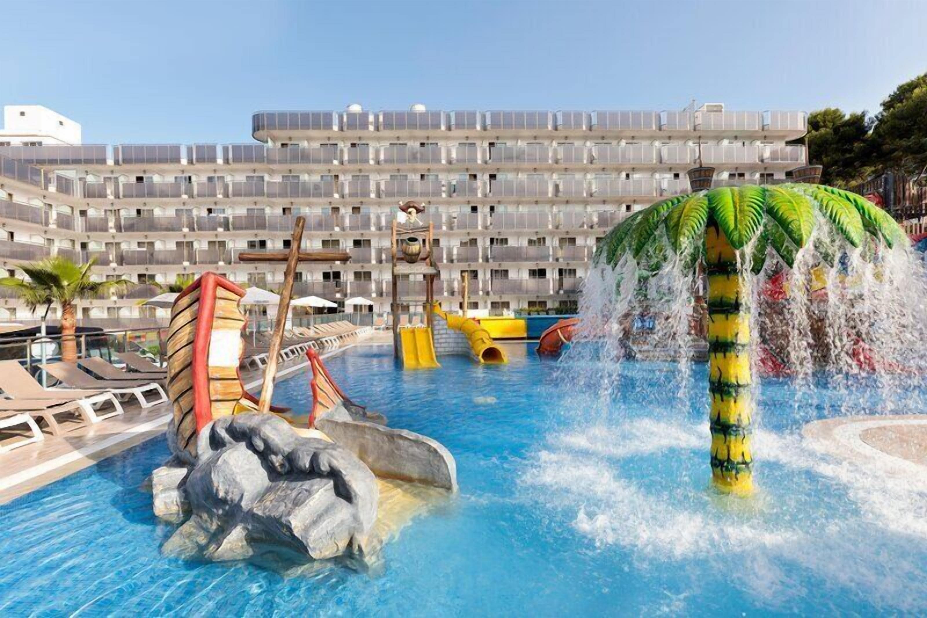 Piscine couverte, piscine extérieure, chaises longues
