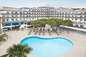 A hotel with a swimming pool, outdoor seating, and a multi-story building with balconies. - Hotel Best Cap Salou (Salou)