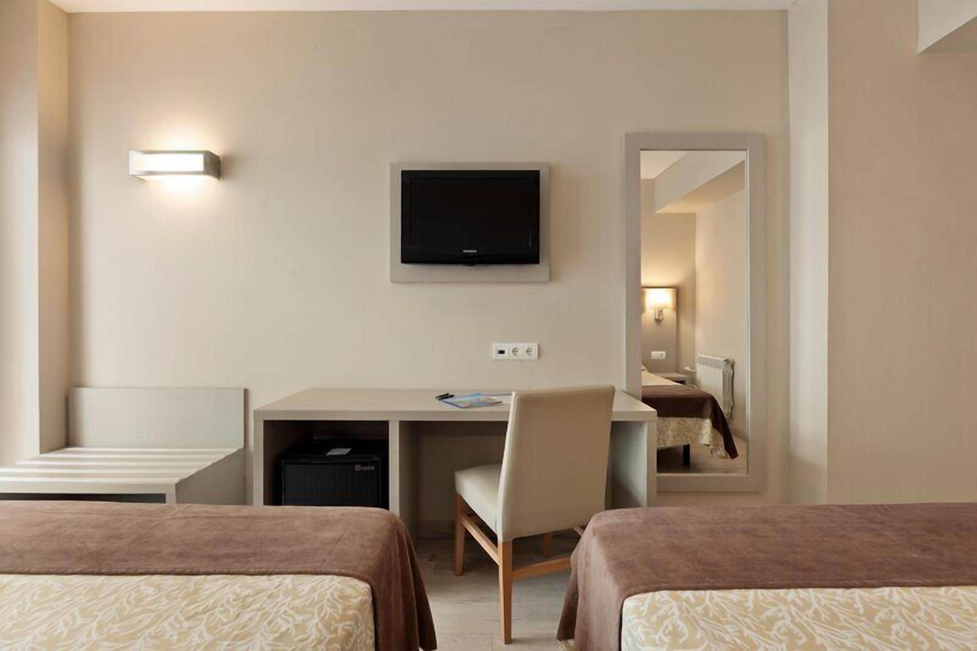 Minibar, in-room safe, desk, WiFi (free)