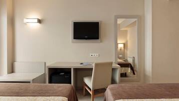 Minibar, in-room safe, desk, WiFi (free)
