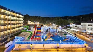 Piscina interna, piscina externa, espreguiçadeiras
