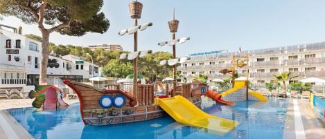 Inomhuspool, utomhuspool och solstolar