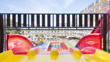 Una piscina cubierta, una piscina al aire libre, tumbonas
