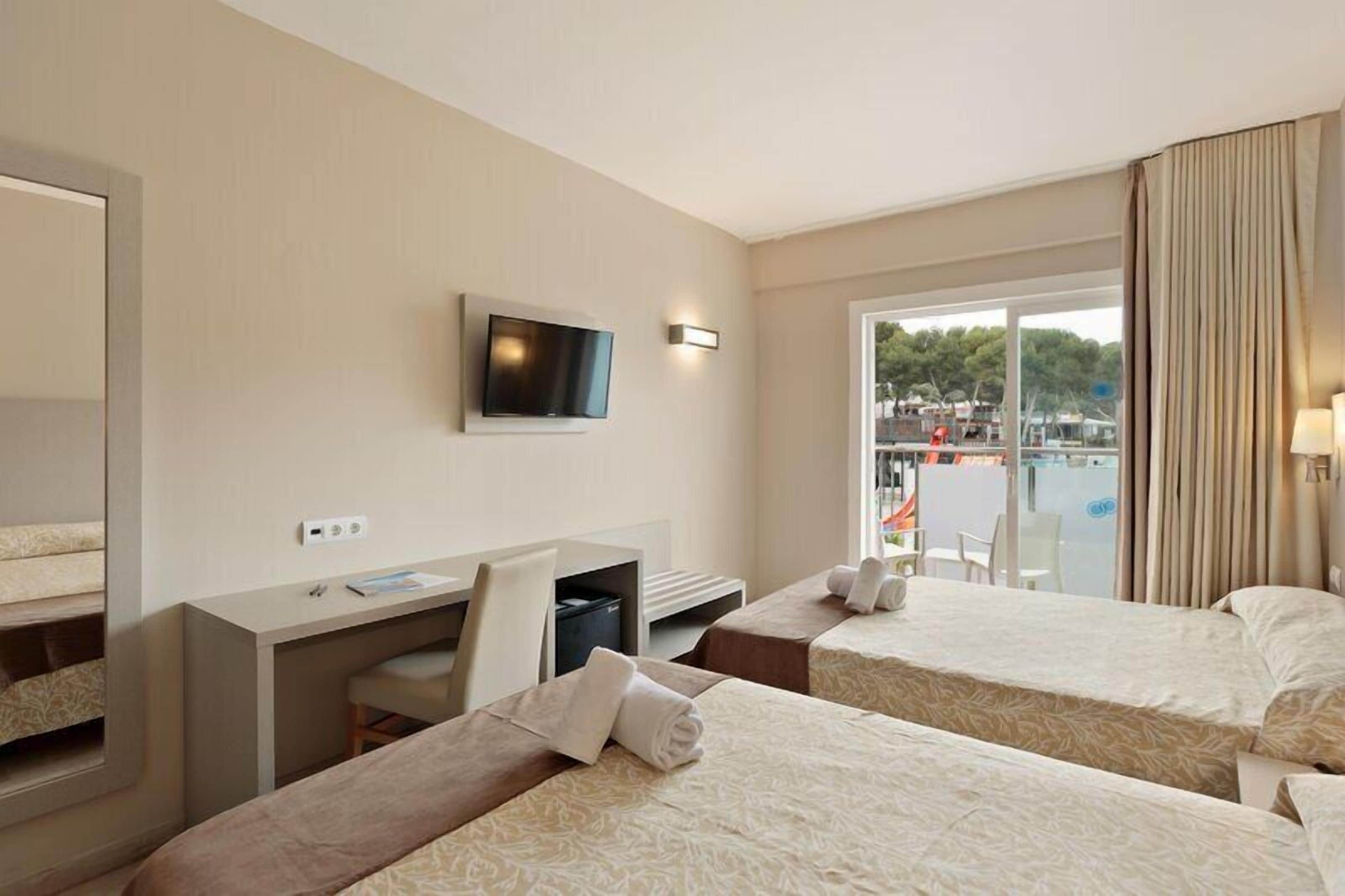 Minibar, in-room safe, desk, WiFi (free)