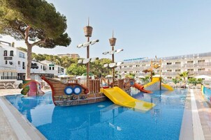 Piscina interna, piscina externa, espreguiçadeiras