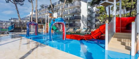 Una piscina amb tobogans i una atracció aquàtica amb tema de tauró.