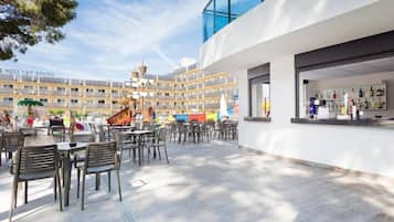2 bars/lounges, poolside bar