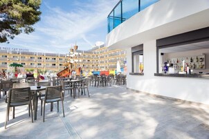 2 bars/lounges, poolside bar