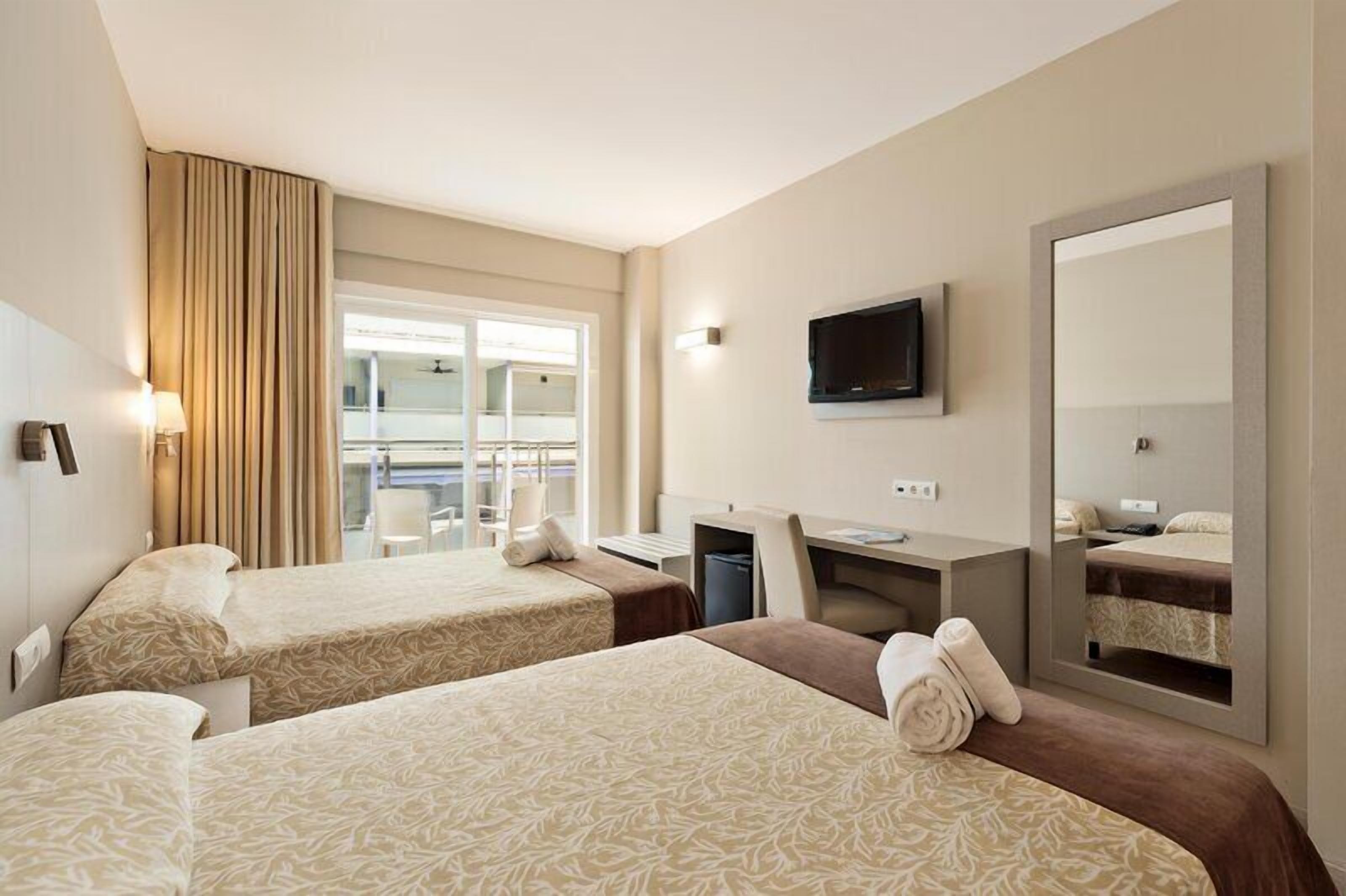 Minibar, in-room safe, desk, WiFi (free)